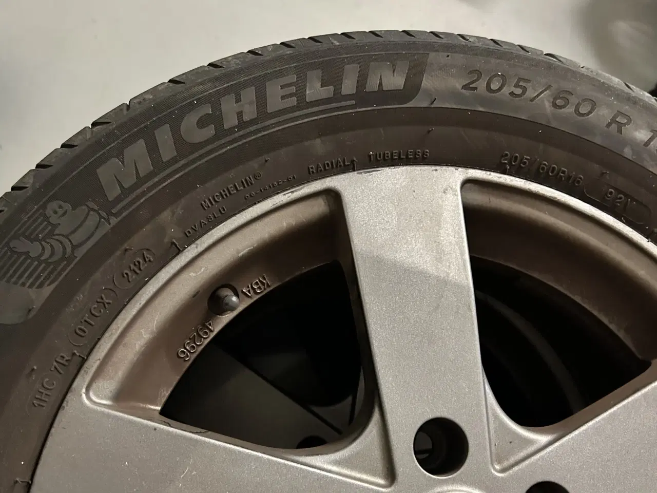 Billede 1 - Michelin sommerdæk 205/60 R16 på Dezent alufælge