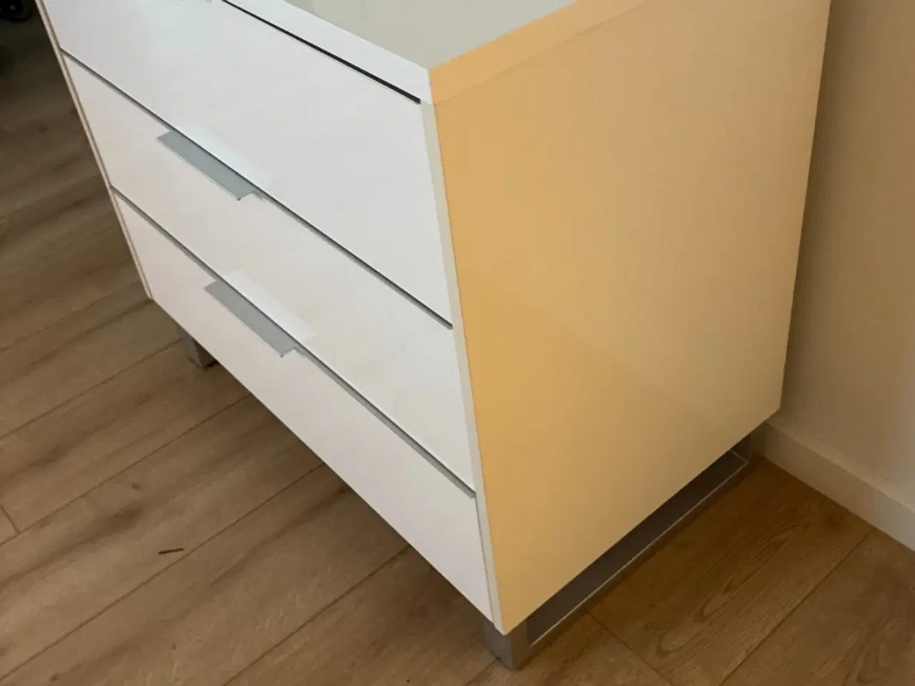 Billede 3 - Hvid kommode med 3 skuffer