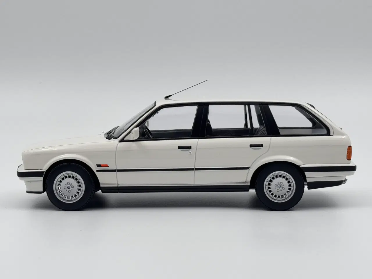 Billede 3 - 1992 BMW 325i E30 Touring Limited Edition - 1:18