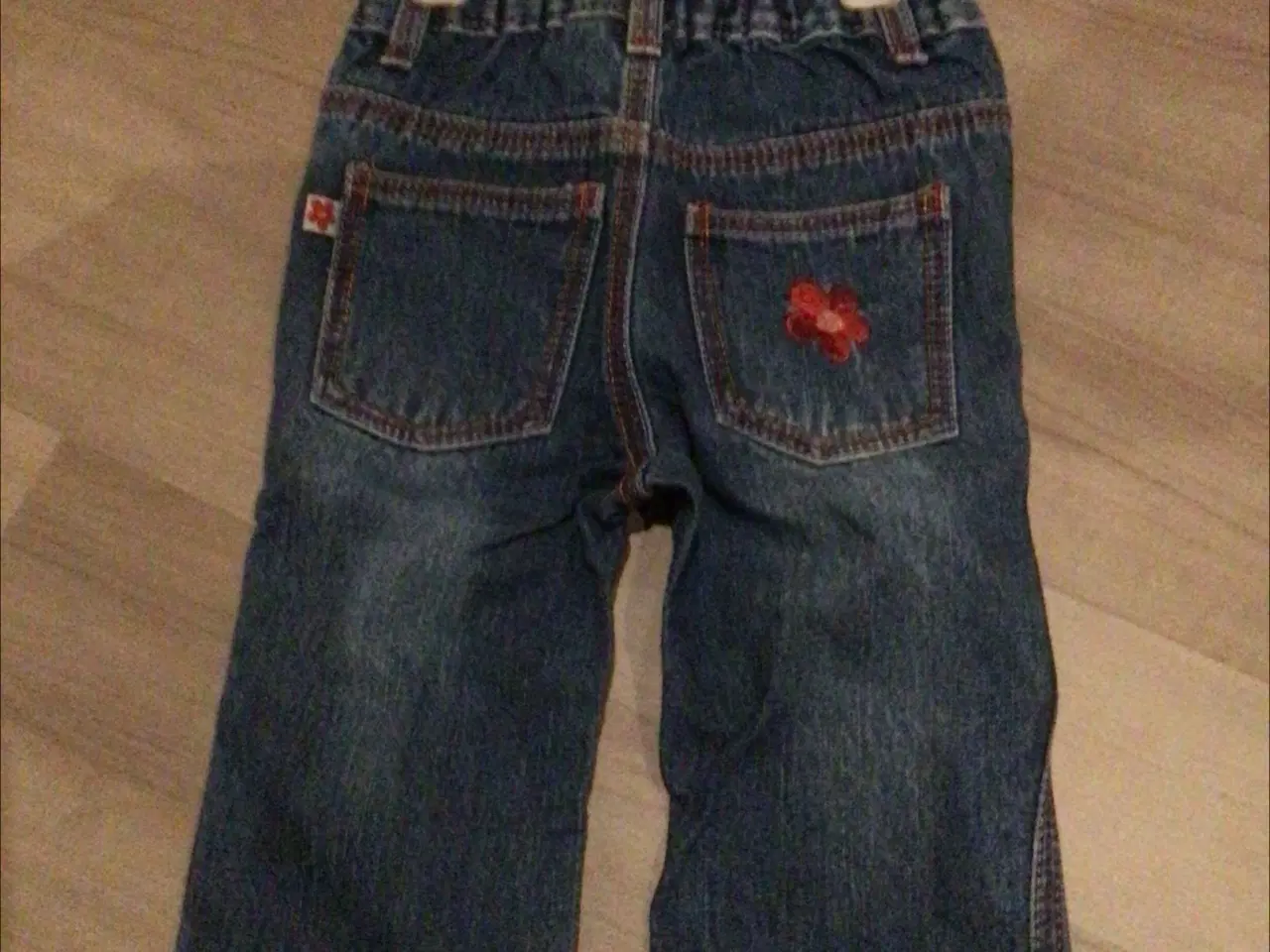 Billede 2 - Jeans bukser med broderi str70
