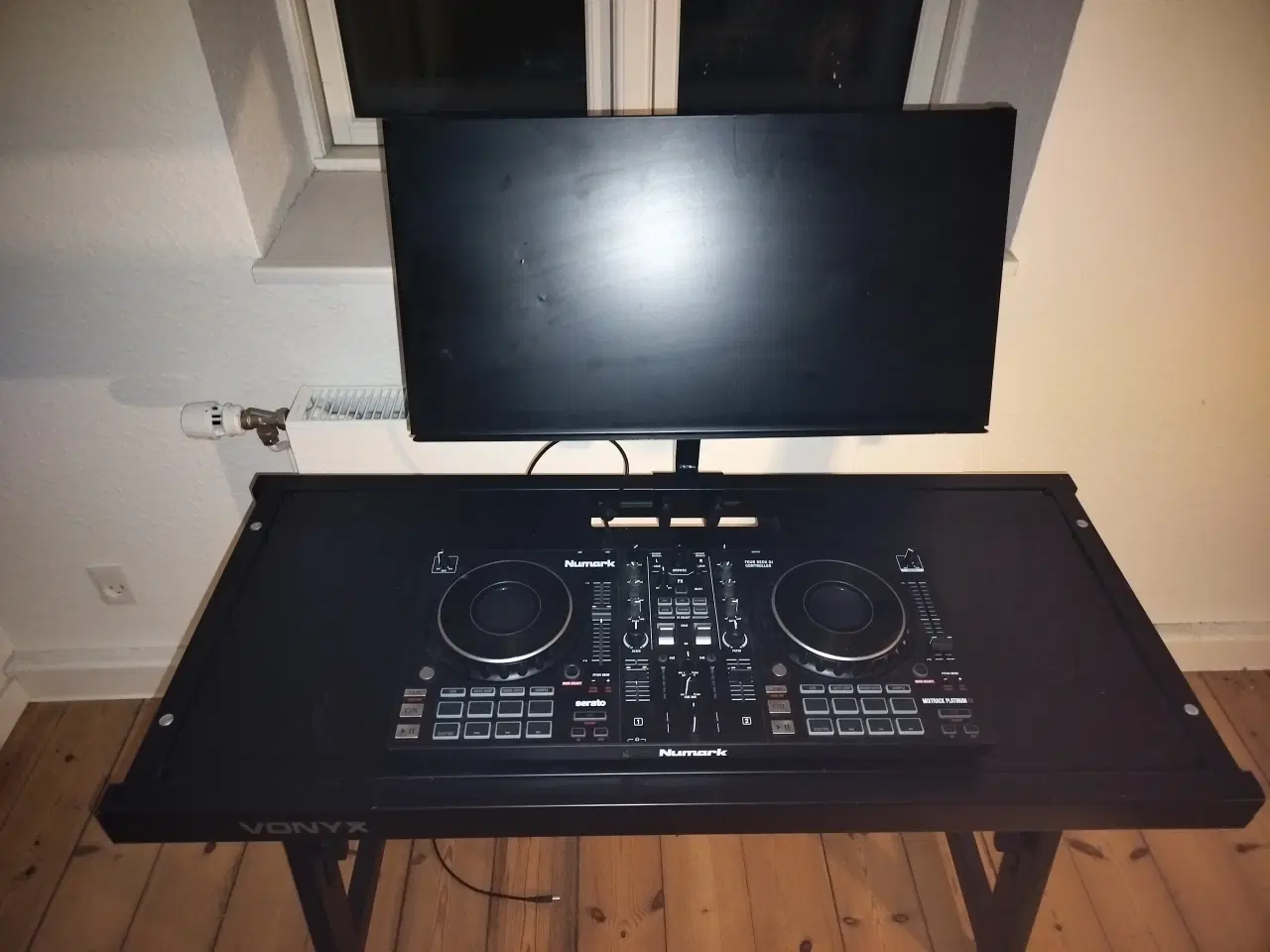Billede 20 - DJ mixer og bord og højtaler med stativ m.m