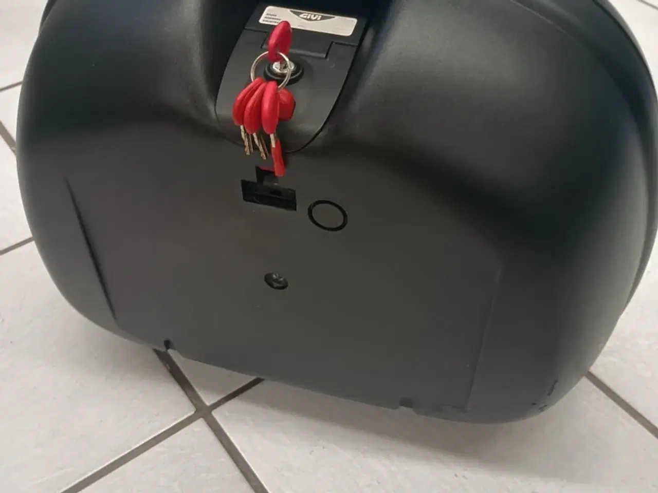 Billede 3 - Givi Keyless sidetaske, med 2 nøgler.