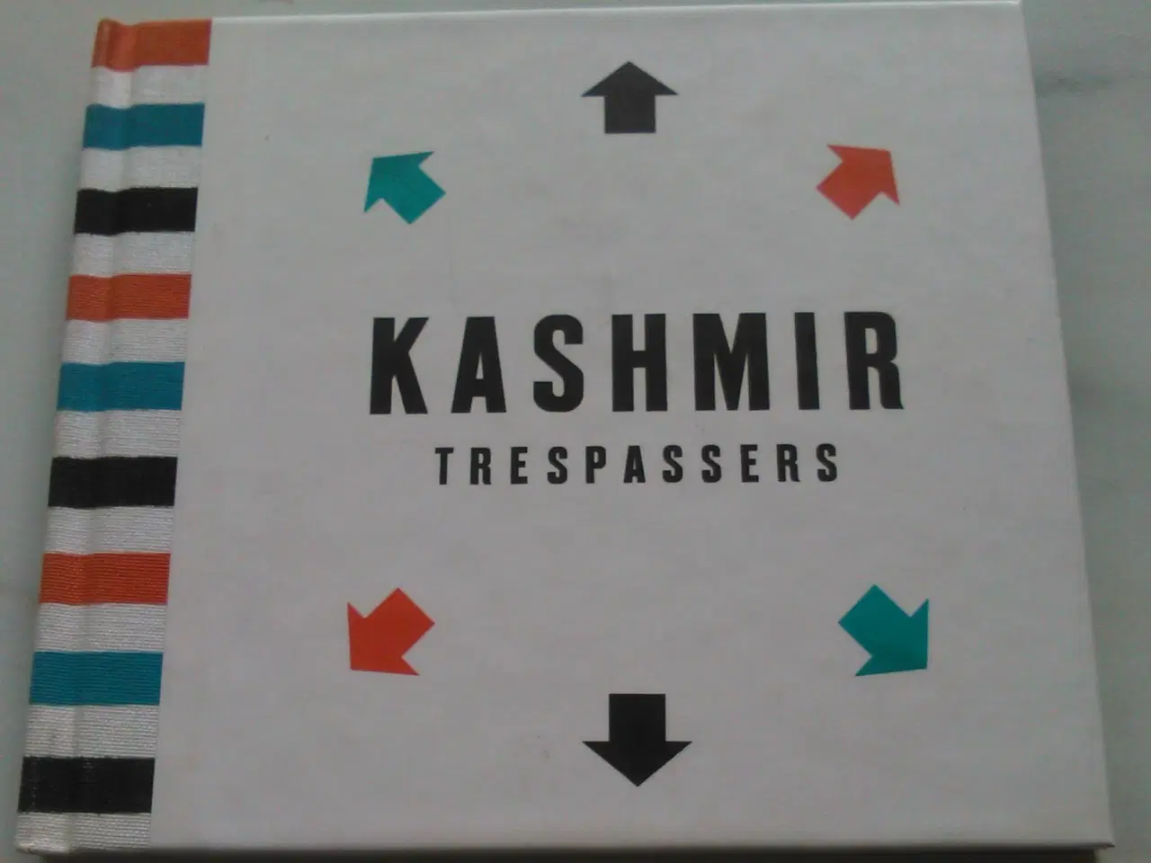 Billede 1 - KASHMIR: TRESPASSERS ('bog' + CD)  