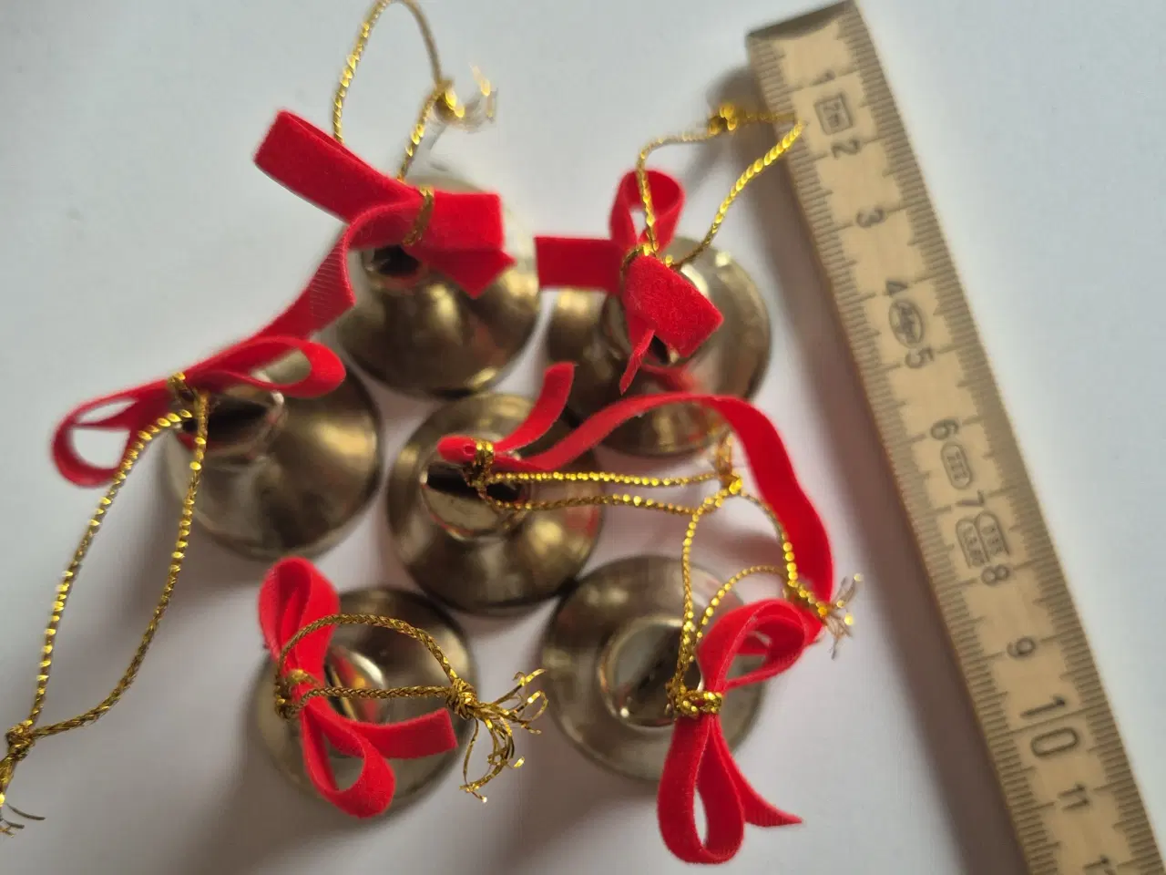 Billede 1 - Sæt med 6 Guldklokker med Røde Fløjlssløjfer til J