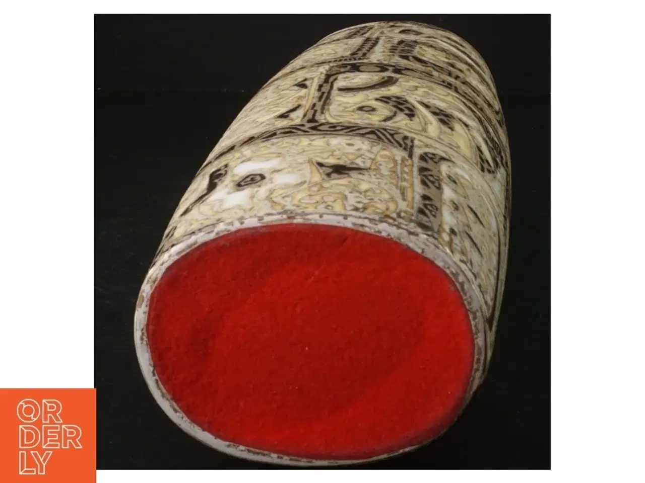 Billede 2 - Udsmykket vase (str. 29 cm lang. 10 x 9 cm)