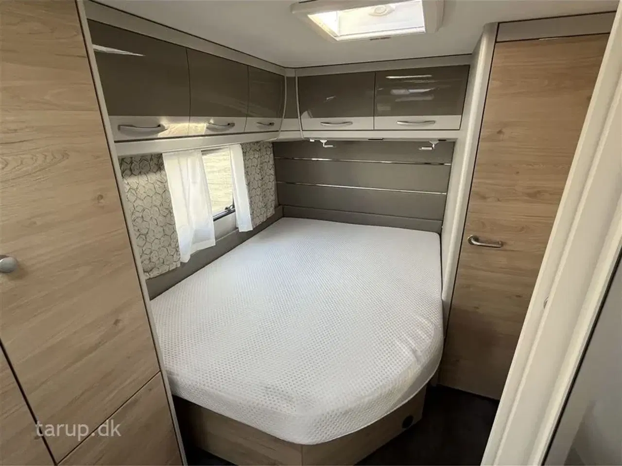 Billede 16 - 2020 - Dethleffs Nomad Snow 590 RF   Fortelt: Isabella Commodore, mover, ALDE centralvarme, vandbåren gulvvarme, rundsiddegruppe, tv-antenne, stort 140 l. køleskab m/ fryser,