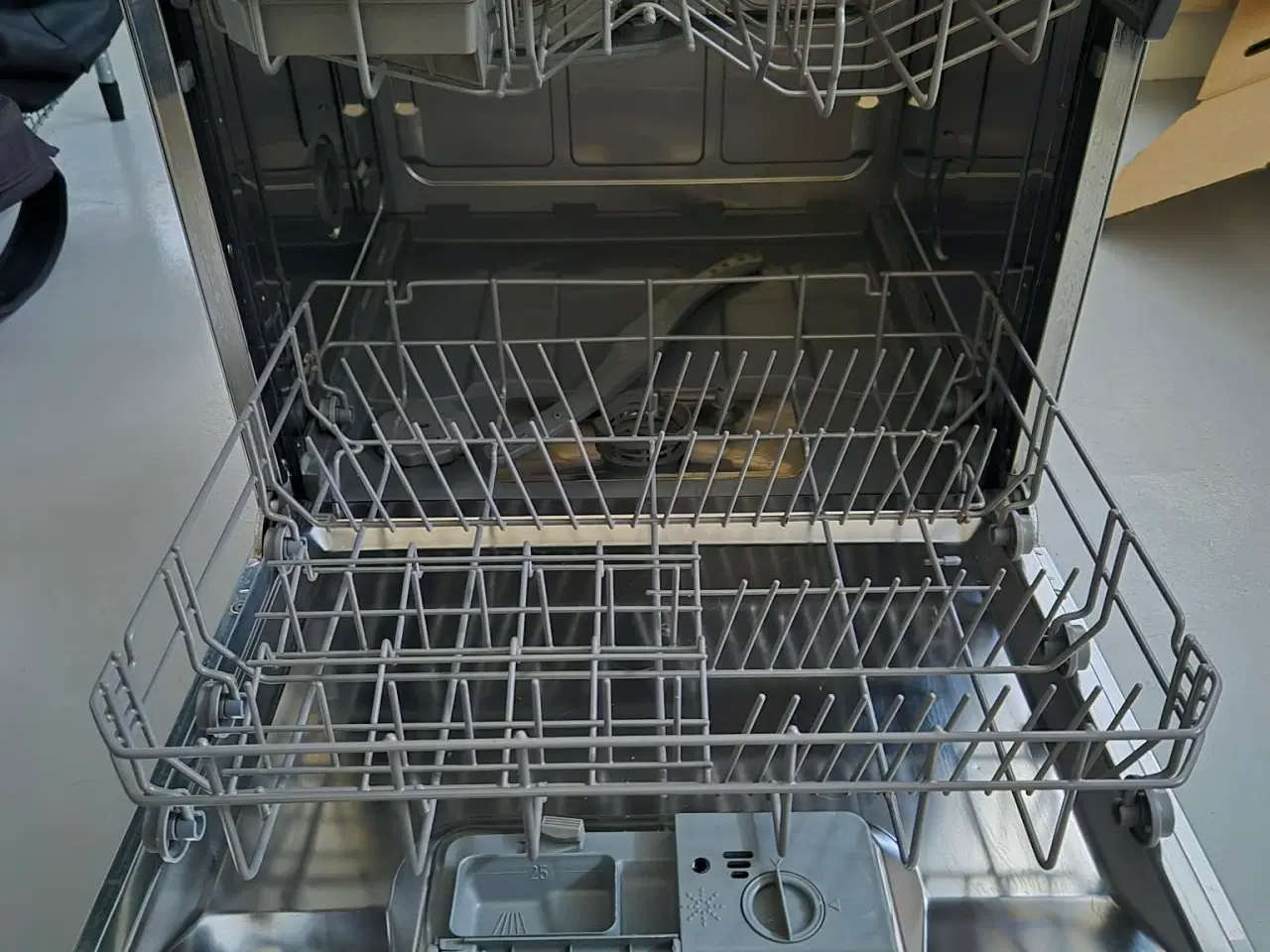 Billede 2 - Velholdt Candy Bordopvaskemaskine – Plads til 8