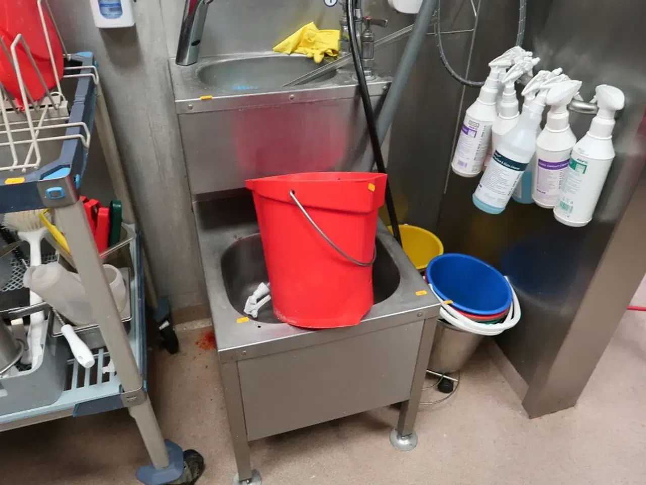 Billede 7 - Vaskestation, sæbedispenser, rengøringsartikler m.m.