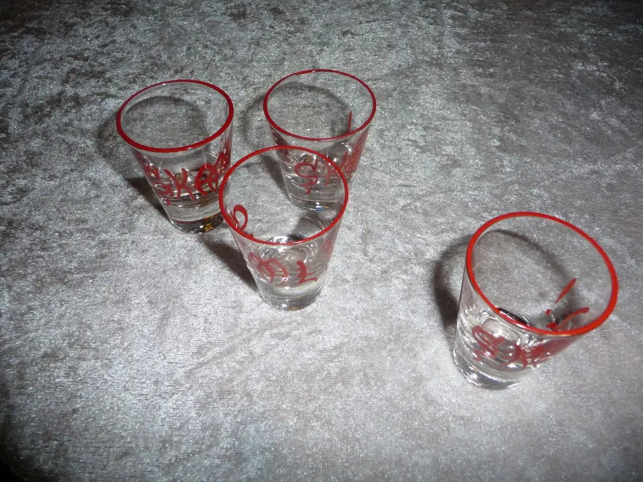 Billede 3 - 8 skaal snapse glas med rød skrift