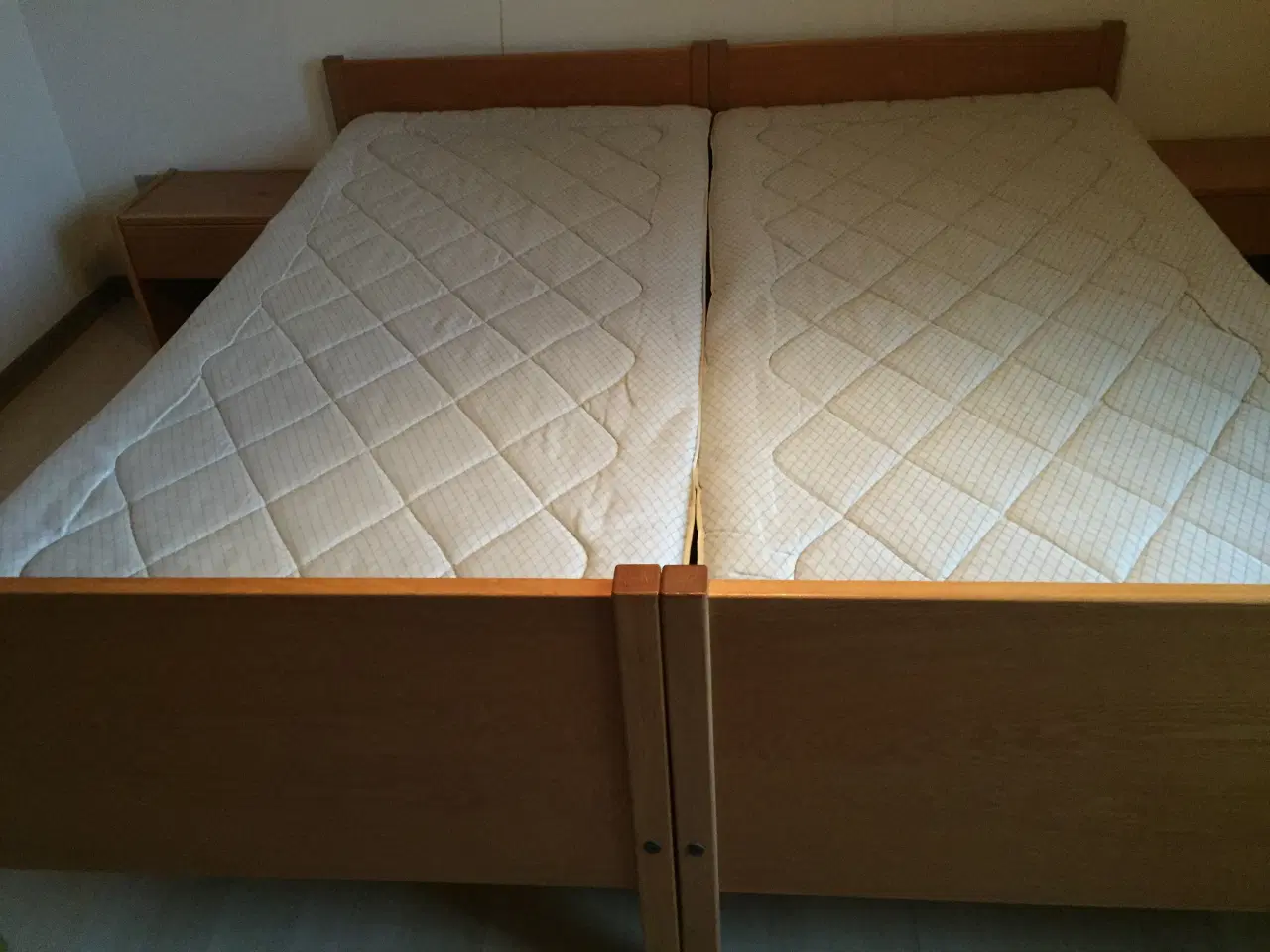 Billede 1 - To senge minus madras, med sengenord