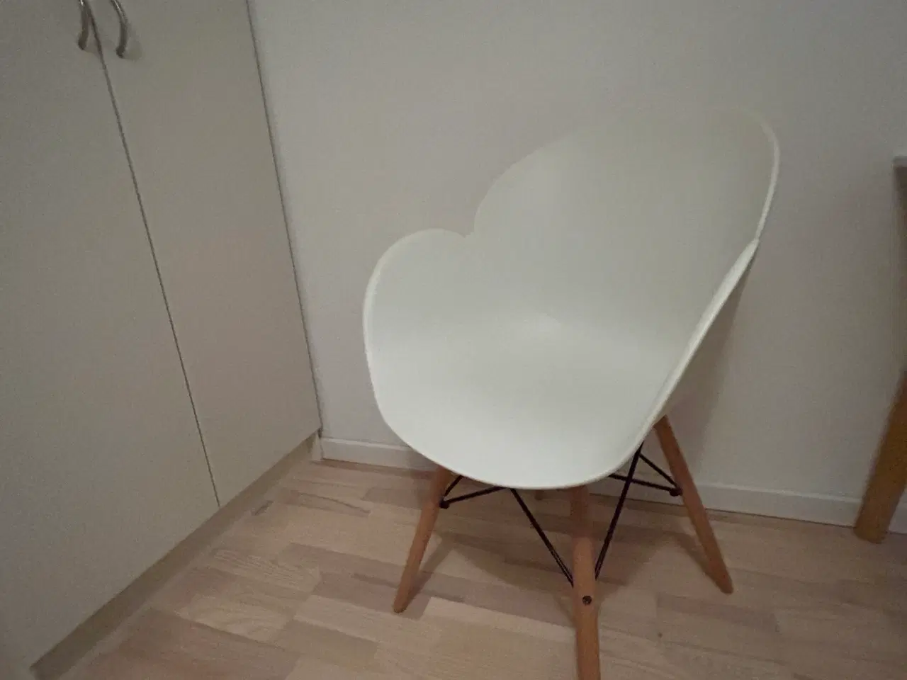 Billede 1 - Spisebordsstol, hvid skal stol fra Sinnerup