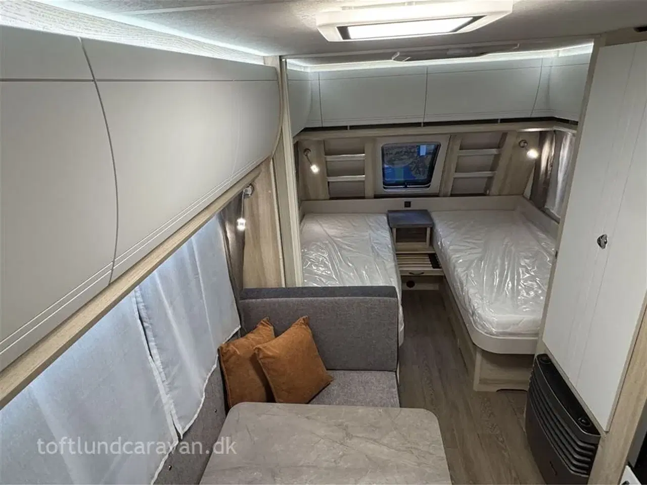 Billede 13 - 2026 - Hobby De Luxe 460 SL   TILBUD 2026 DK-Line med masser af udstyr INKL. i prisen. Enkeltsenge samt endekøkken og stort badeværelse. LAV VÆGT.