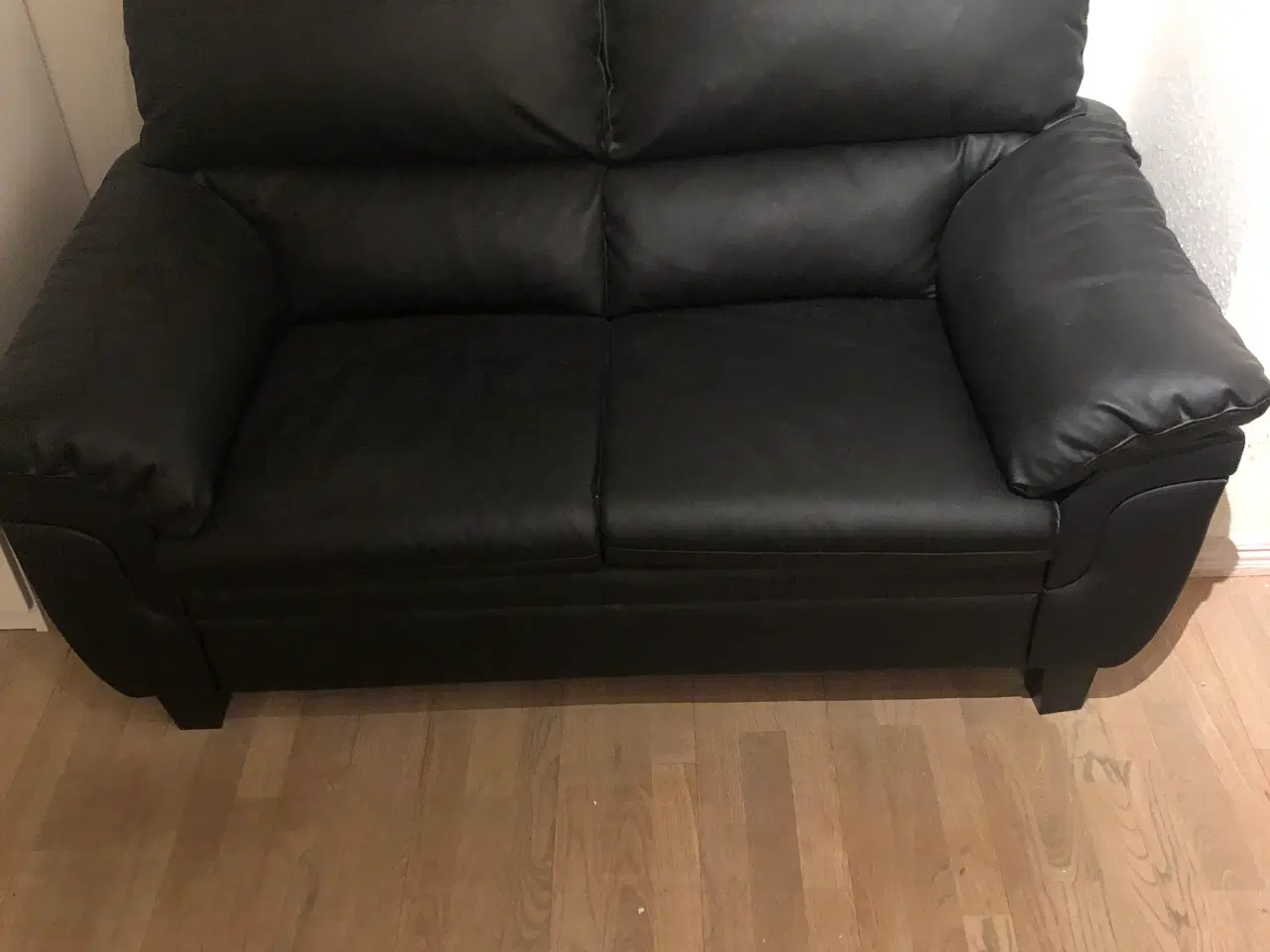 Billede 1 - 2 personers sofa sort læderlook