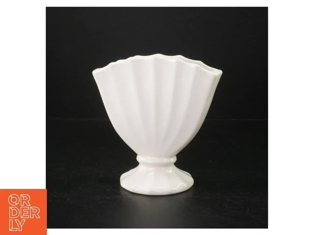 Billede 1 - Hvid porcelænsvase fra Guldkroken (str. H. 15,5 cm. b. 15 cm)