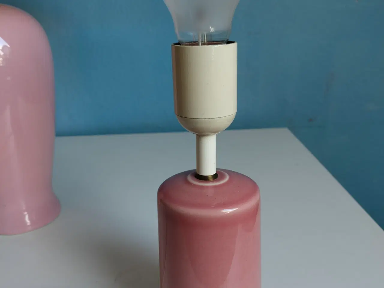 Billede 3 - To lyserøde bordlamper – retro stil