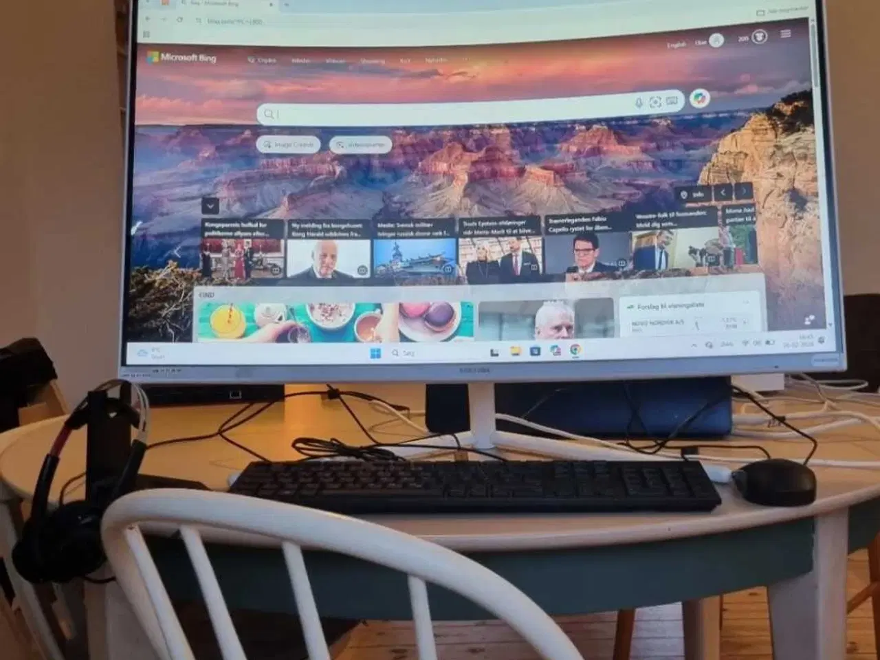 Billede 1 - Samsung skærm 32", inkl. keyboard, headset og mus.
