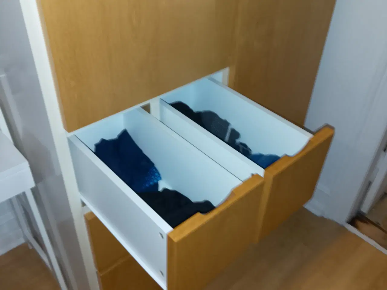 Billede 2 - Flot og praktisk garderobeskab sælges billigt