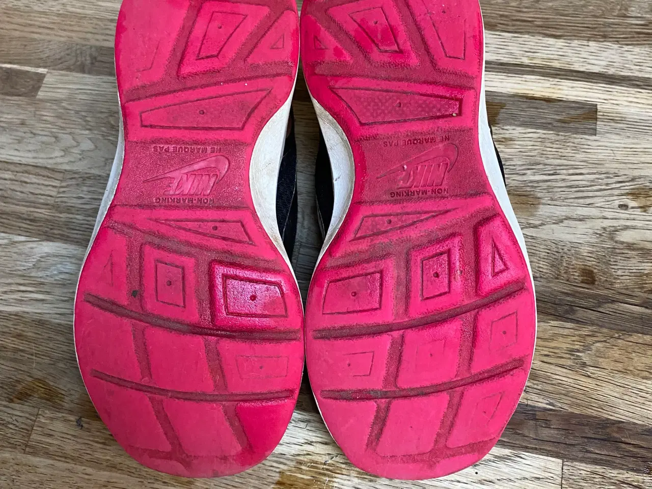 Billede 4 - Nike kondisko str. 30. SKECHERS str. 30