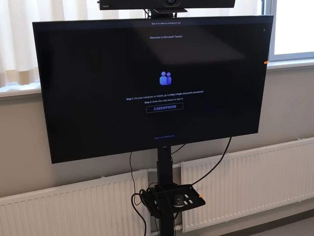 Billede 1 - Fjernsyn SAMSUNG UE50TU6905K på stander med soundbar