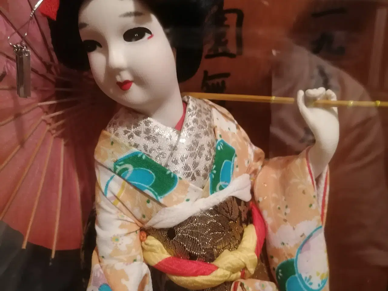 Billede 5 - Japansk dukke i montre