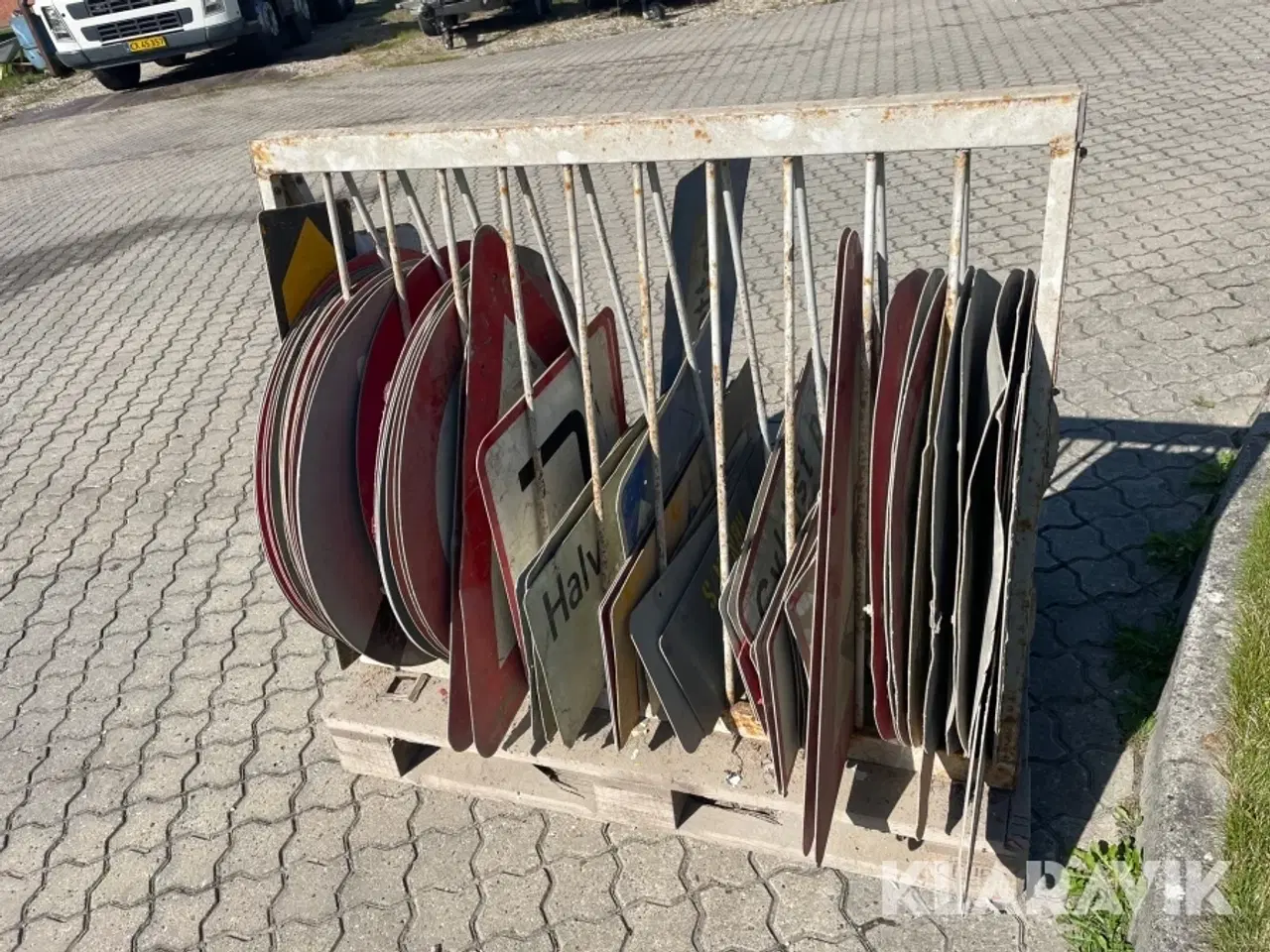 Billede 8 - Diverse vejskilte ca 74 styk med holder