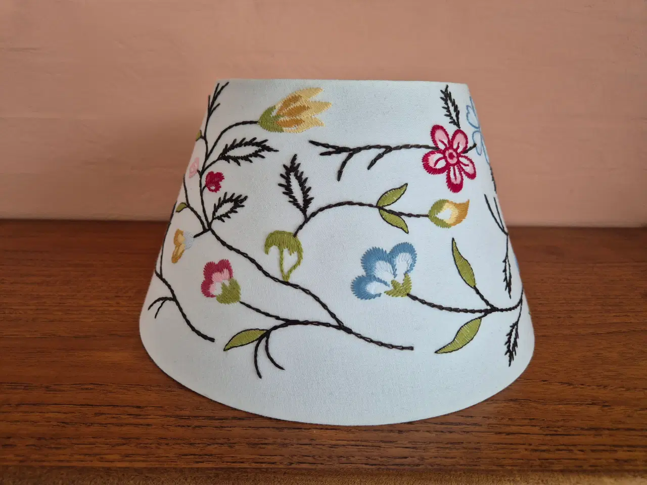 Billede 1 - Smuk hvid lampeskærm med broderi