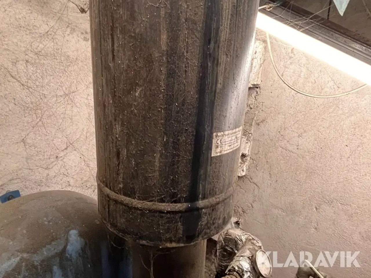 Billede 3 - Pillefyr med silo og skorsten