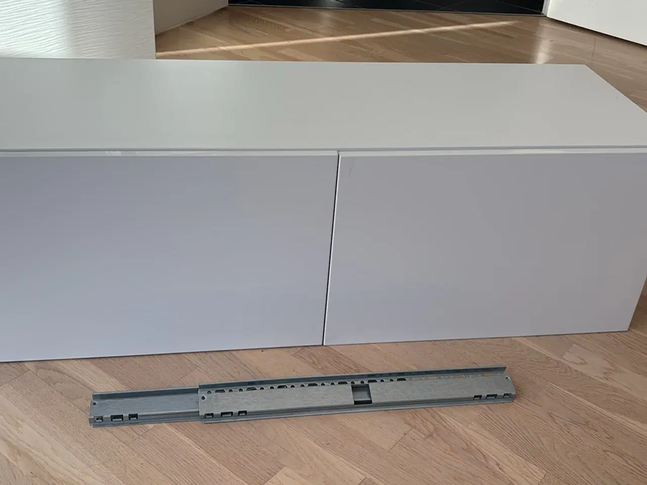 Billede 4 - Ikea BESTÅ vægmonterede skabe