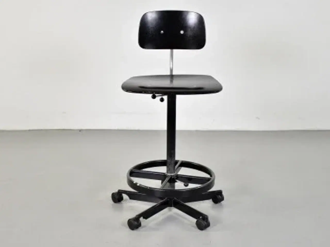 Billede 1 - Fritz hansen kevi kontorstol af træ med stel af sort metal, manuel højdejustering