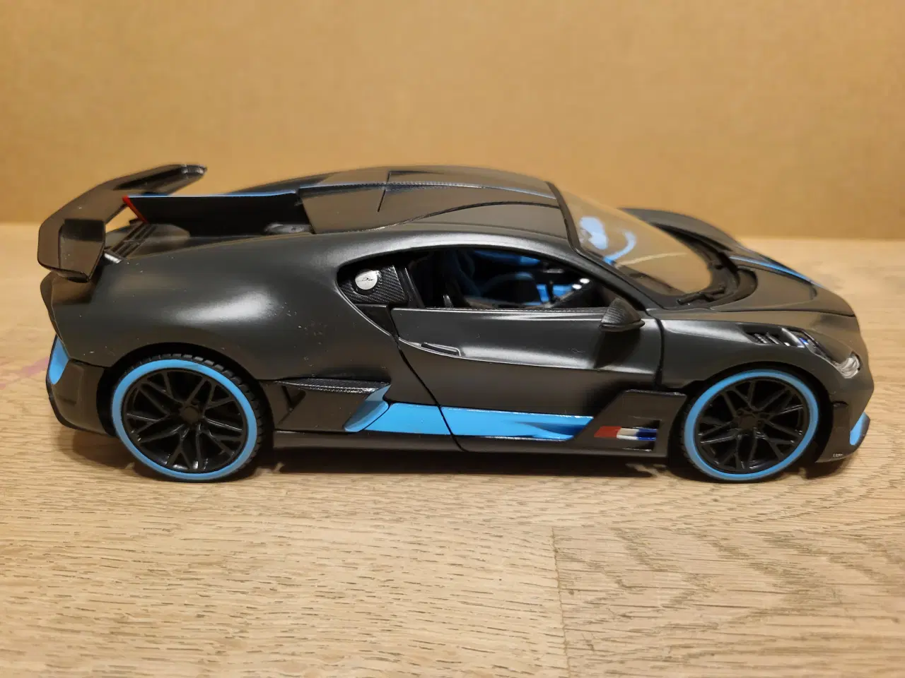 Billede 1 - Modelbil, Bugatti Divo 2018, skala 1/24