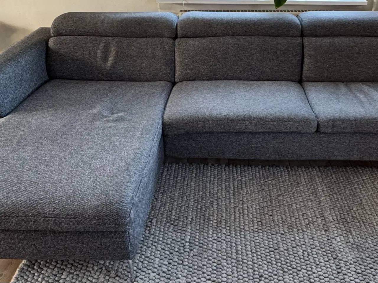 Billede 2 - Sofa med fast puf/chaiselong