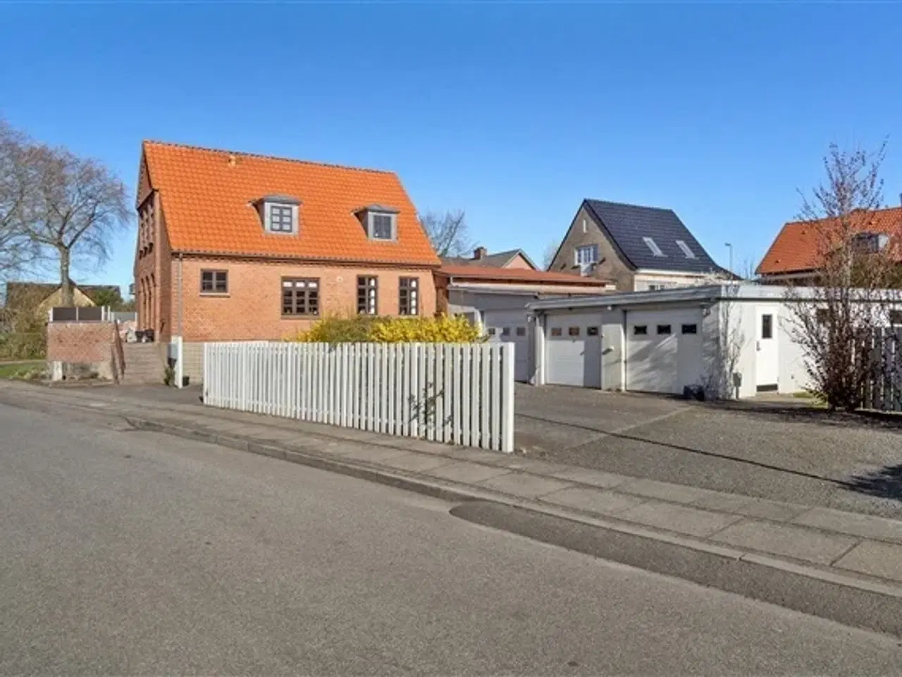 Billede 1 - Centralt beliggende villa i Brædstrup