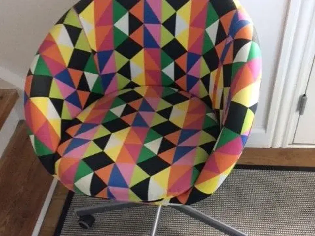 Billede 1 - Flot og farverig stol på gummihjul