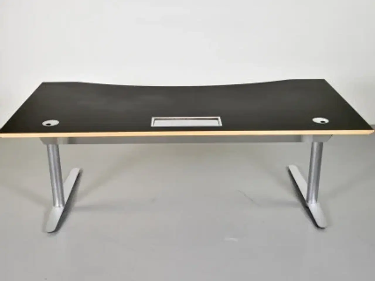 Billede 3 - Duba b8 hæve-/sænkebord med sort linoleum og mavebue, 200 cm.