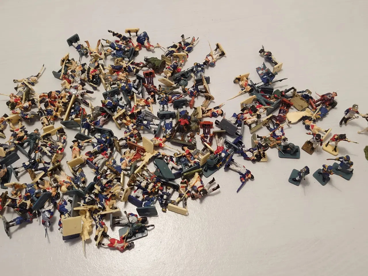 Billede 1 - 155stk håndmalede minisoldater i plast. H.ca 2,5cm
