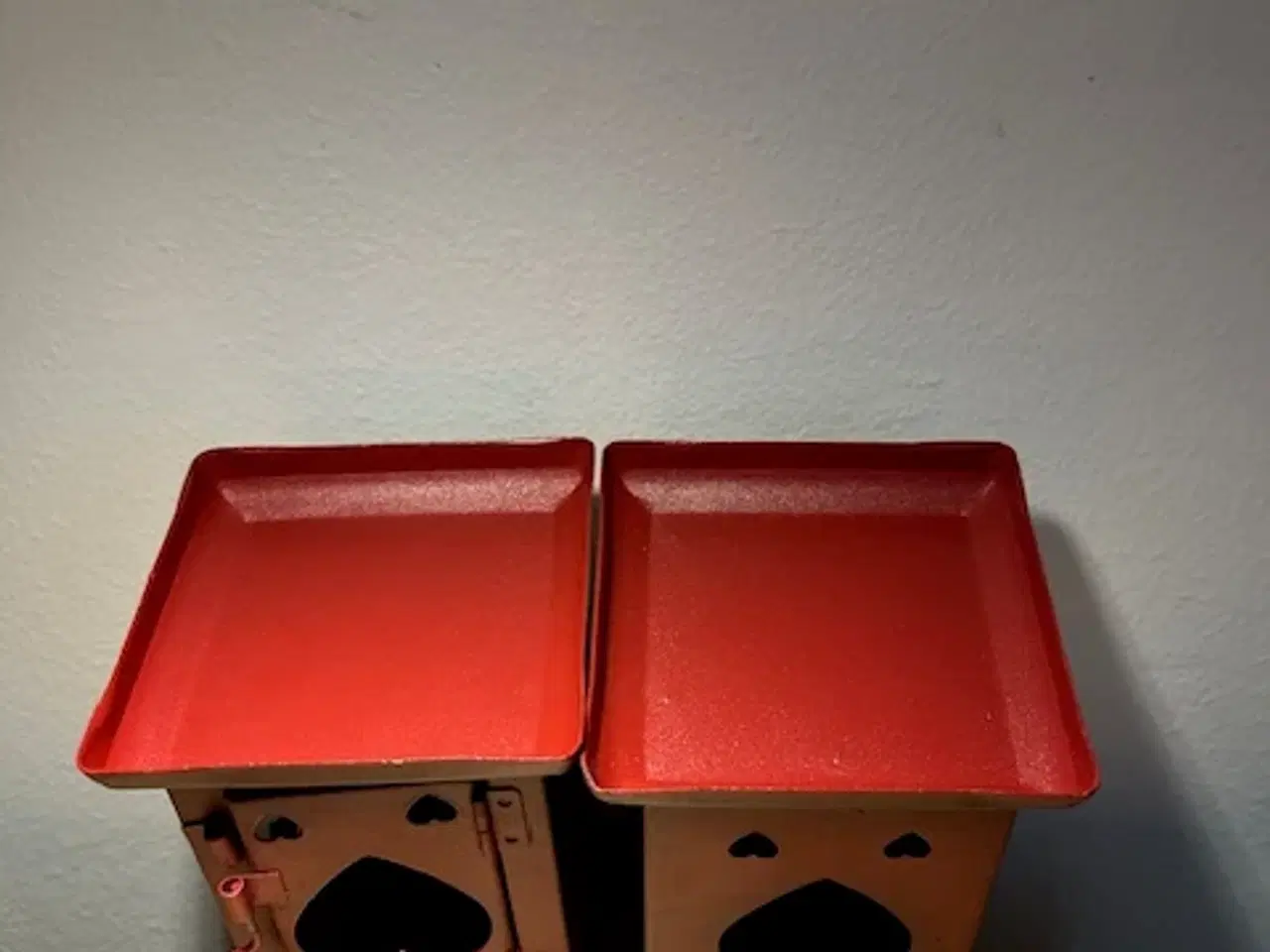 Billede 4 - 2 hyggelige røde lanterner med hjerteudskæringer