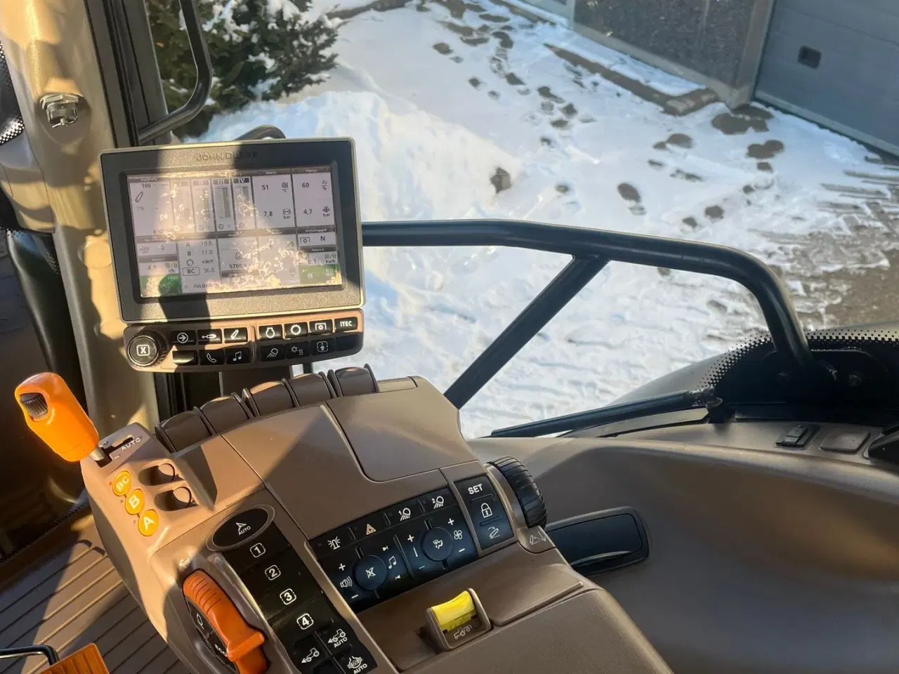 Billede 8 - John Deere 6215R Med frontlift