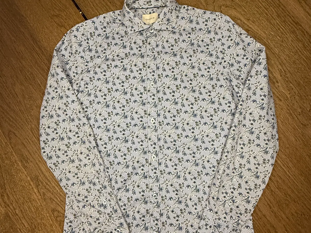 Billede 2 - Skjorte med blåt blomstermønster