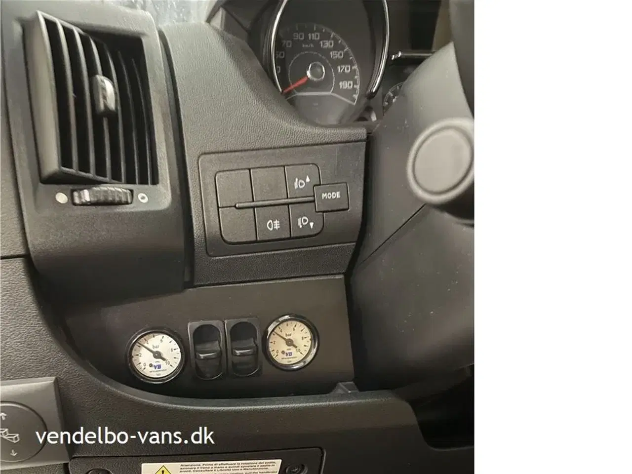 Billede 32 - 2018 - Adria Compact SLS   Smal camper på under 6 m længde - tryk på knappen og den vokser!