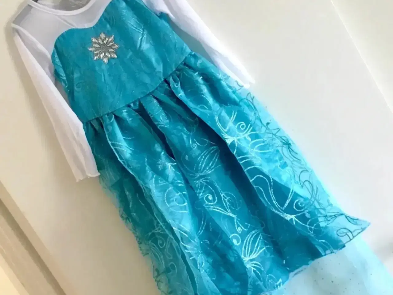 Billede 4 - Frost kjole str. 104 med Elsa udklædning festkjole