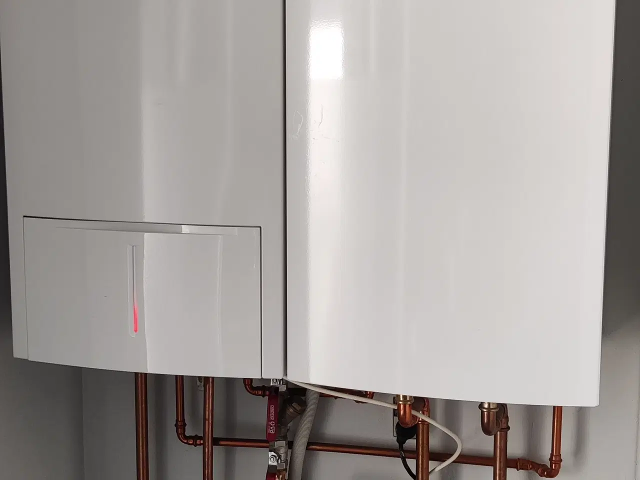 Billede 1 - Bosch gasfyr og varmtvandsbeholder. Ca 9 år.