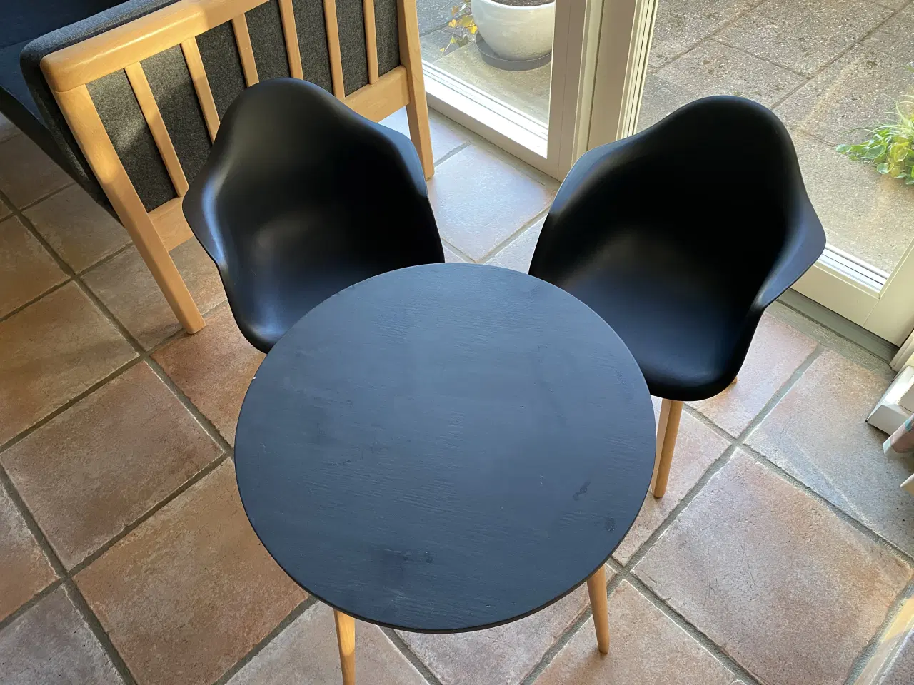 Billede 1 - 2 stole og 1 bord 