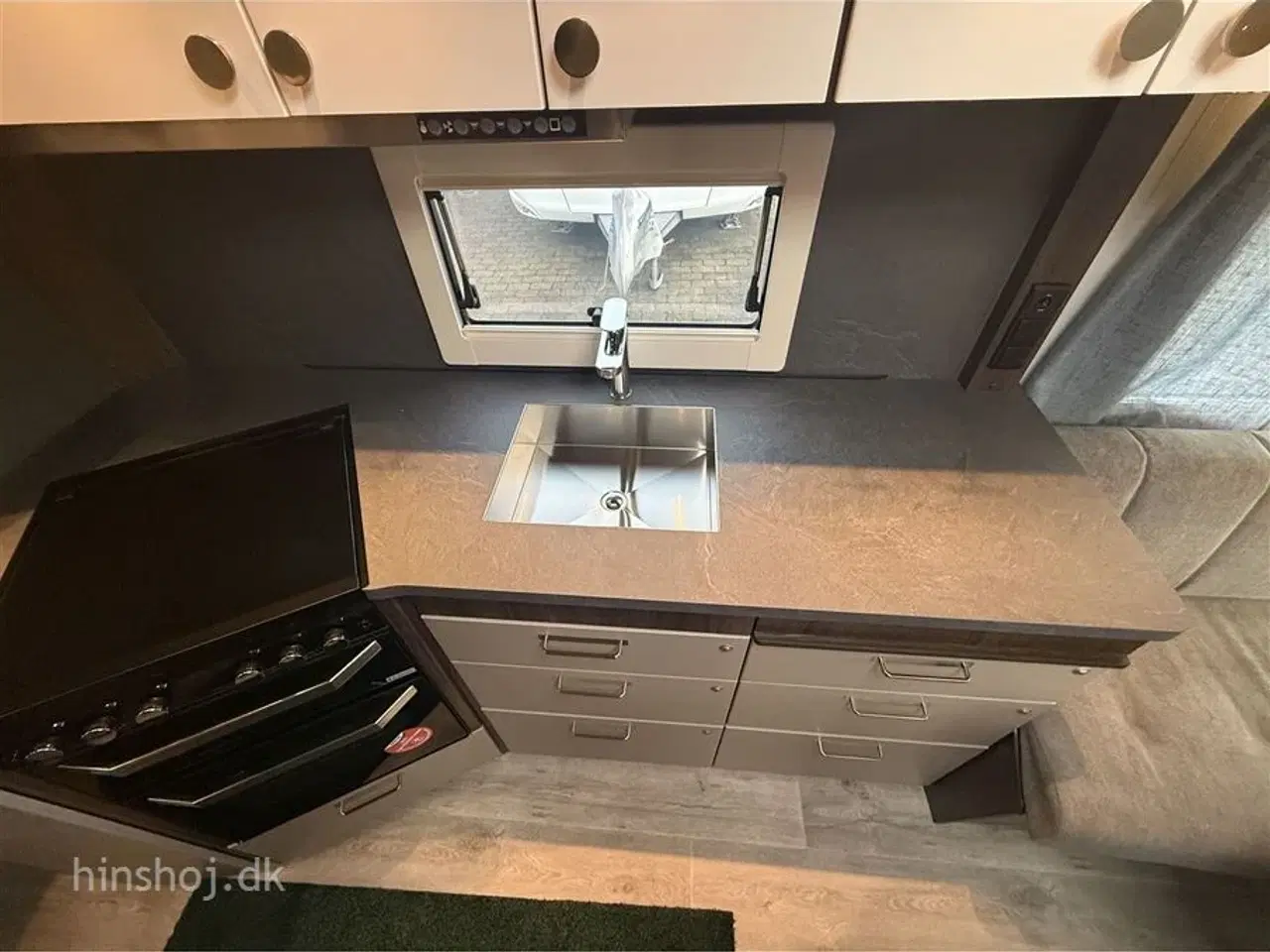 Billede 12 - 2026 - Polar BQDA 650 Black Edition    Polar vintervogn med en dejlig fritstående dobbeltseng fra Hinshøj Caravan