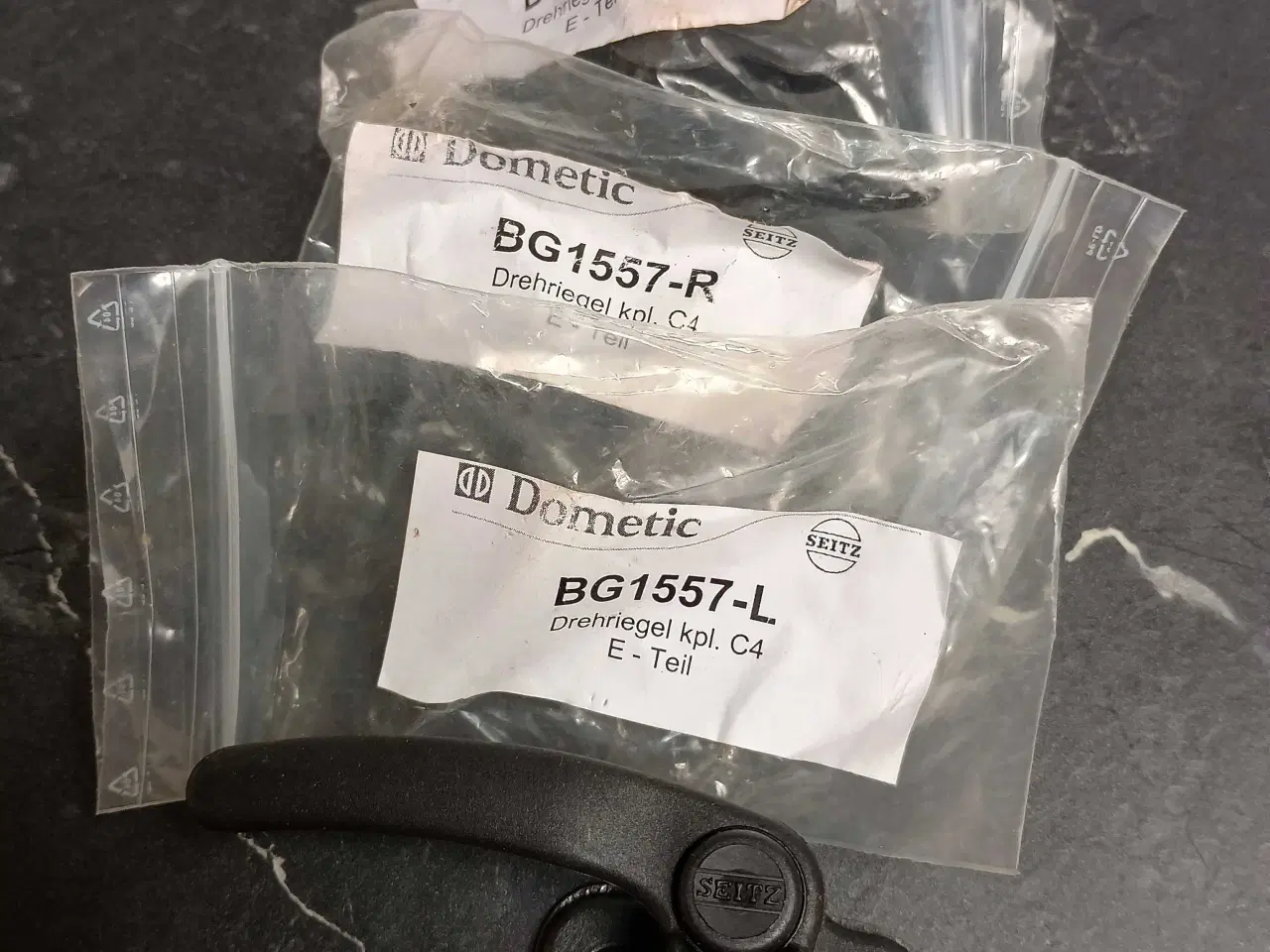 Billede 2 - vindues låse og udskyder til Adria campingvogn