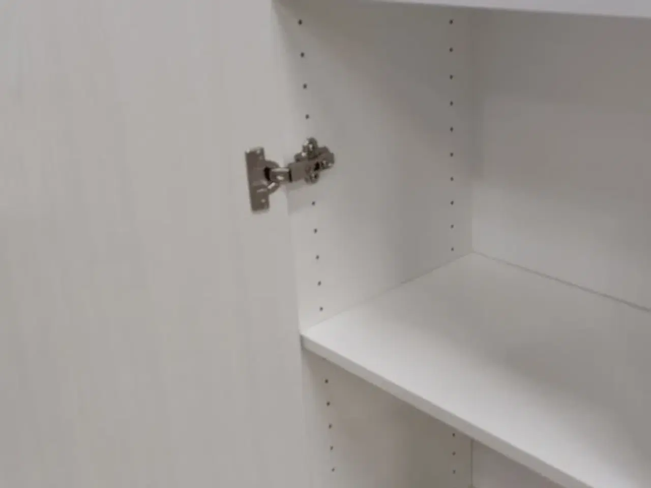 Billede 3 - 4 stk. usamlet højskabe H: 195,2 x B: 50 x D: 34,0 med låge og 16 hylder