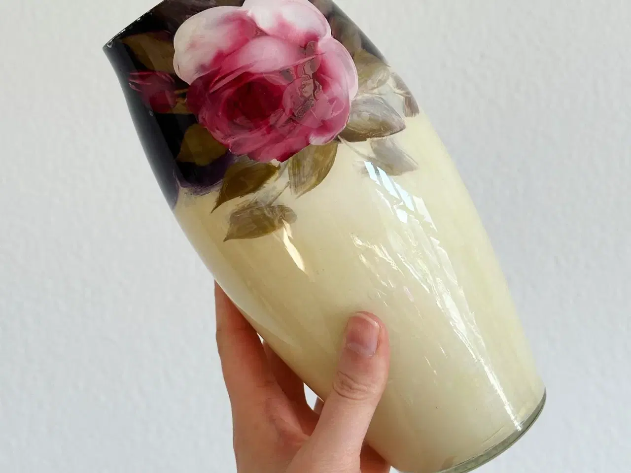 Billede 2 - Antik glasvase m bemaling indeni, NB