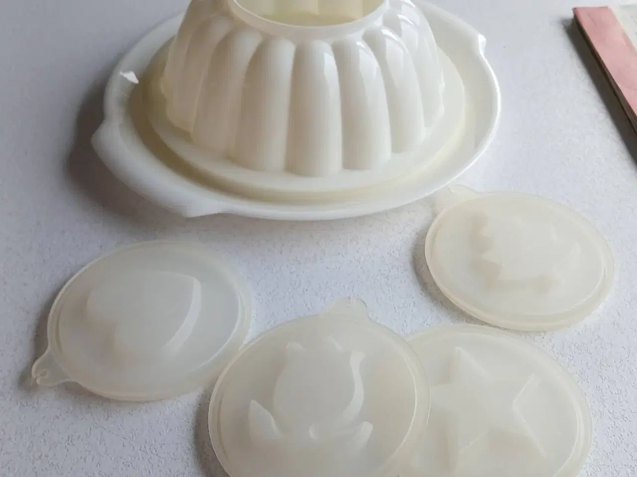 Billede 2 - Tupperware isform osv. inkl. låg sælges