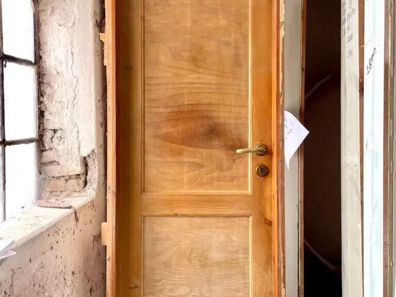 Billede 2 - Smal, højrehængt umalet fyldningsdør