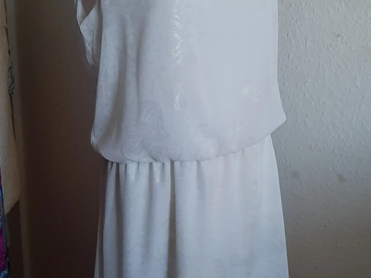 Billede 5 - Kjole-smuk Hvid med mønster-medi længde/str: M.