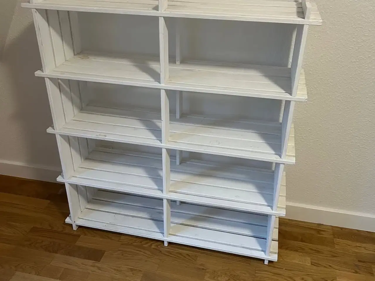 Billede 1 - Hvidmalet træreol